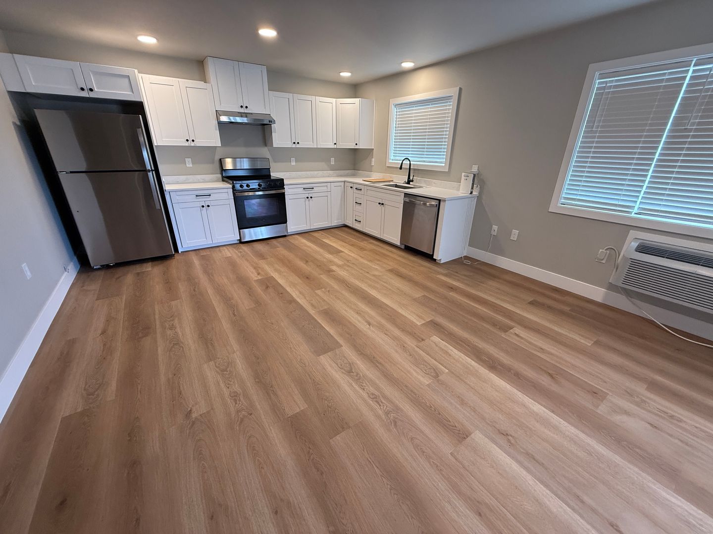 Laurel Apartment: 10 Colorado Ave