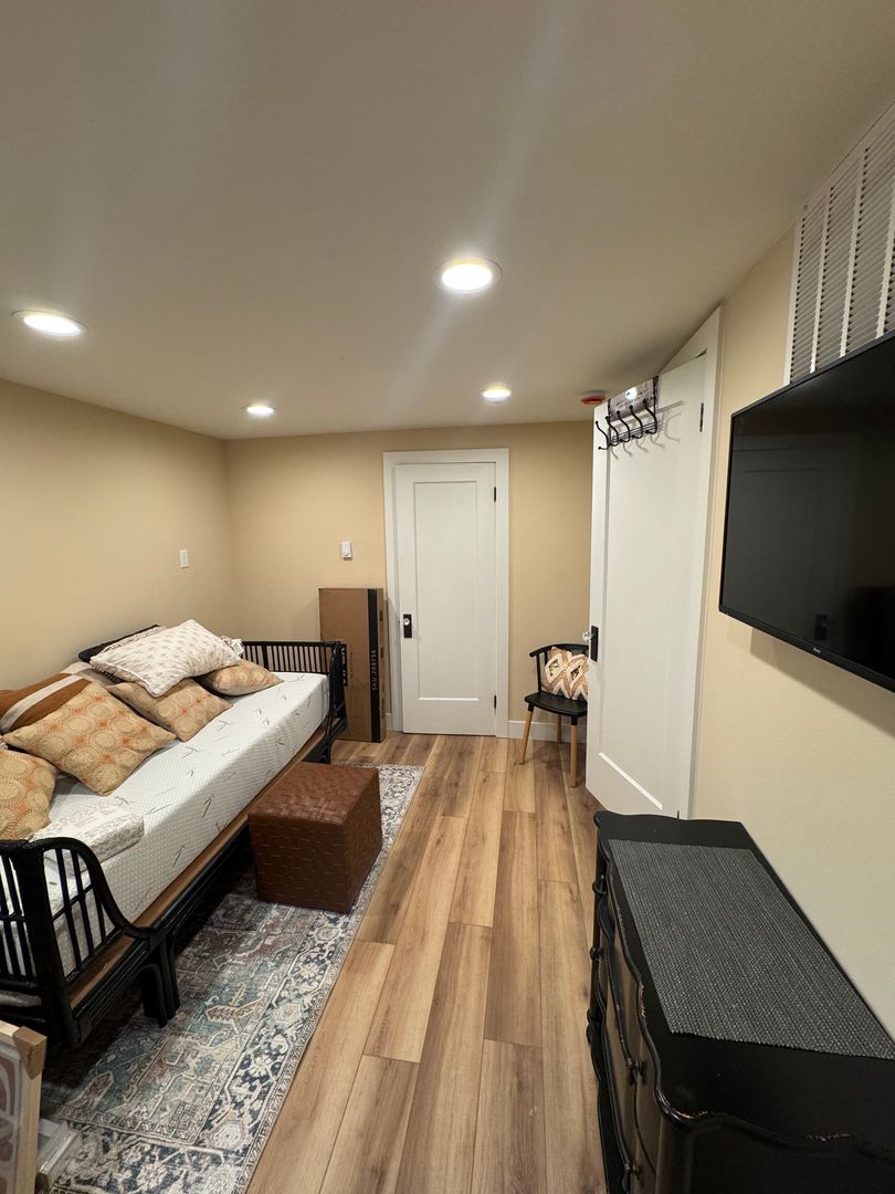 Easy Living Studio – Furnished & Utilities Included