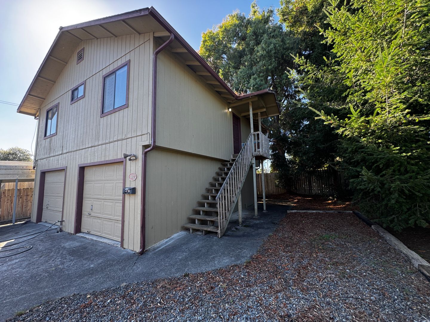 Charming 2 Bedroom 1 Bath Apartment Located in Eureka