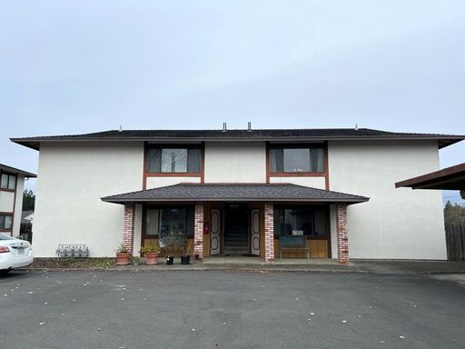 Cat-Friendly Upstairs Apartment With Additional Parking Lot Storage! – photo 1