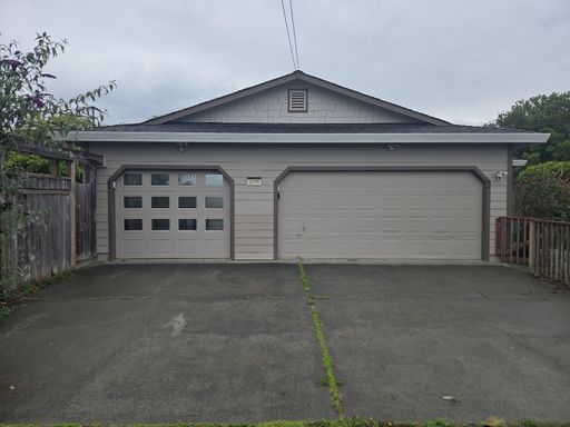 Furnished McKinleyville home offers privacy of large fenced yard, near ocean! – photo 1