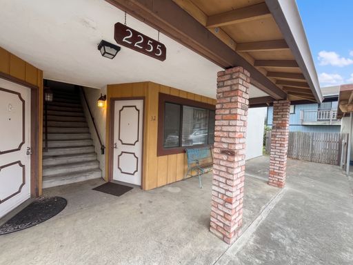 Cat-friendly Downstairs 2/1 Cutten Apartment In Desirable Location. Close To Public Transportation.