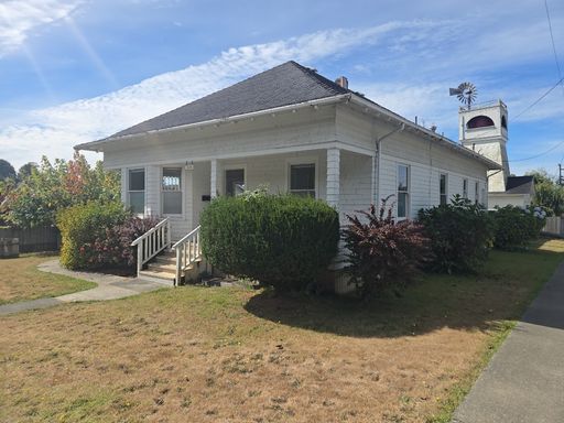 4BD Eureka home on quiet street with fully-fenced yard! – photo 1