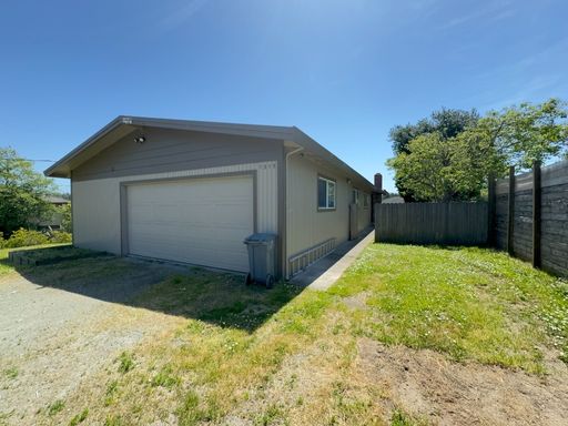 3 Bed 2 Bath Home Located in Eureka! – photo 1