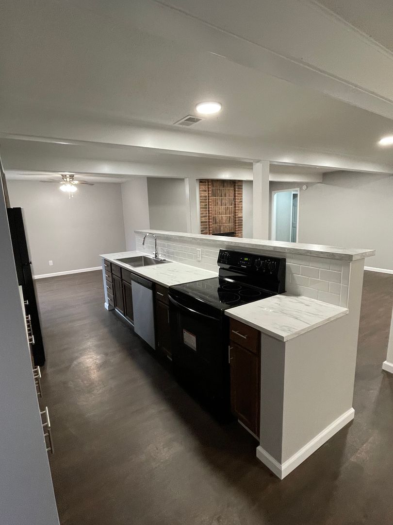 Kansas City Apartment: 2021 NE Russell Road