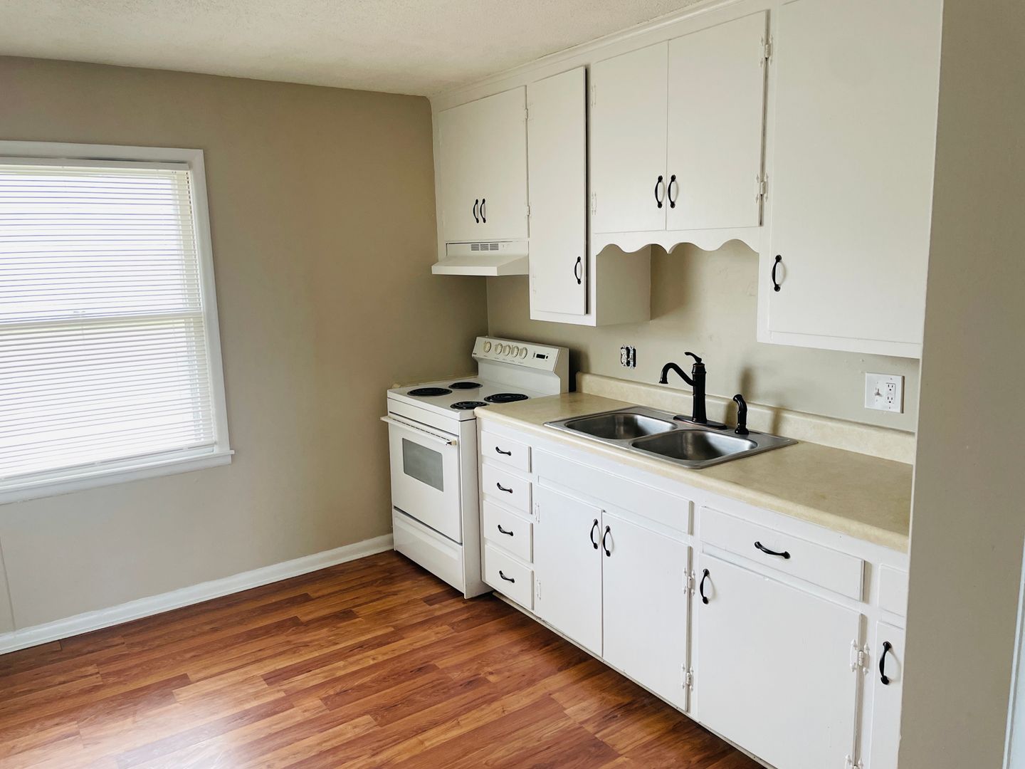 Grandview Apartment: 5600 E 140th Street, Apt A