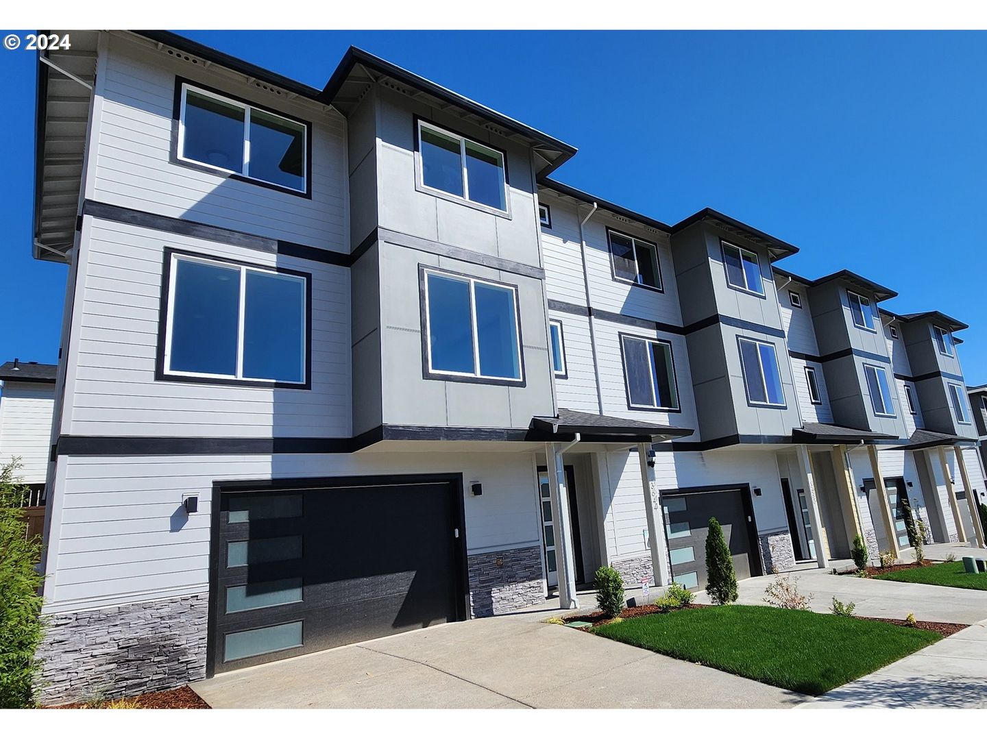 Gresham House: 3674 SW Sandlewood Ln