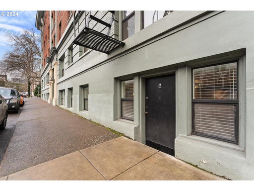 Spacious Loft Condo in Historical Carlton Court! Private Entrance, 1 Bed 1 Bath with Washer & Dryer and AC! Private Entrance – photo 1
