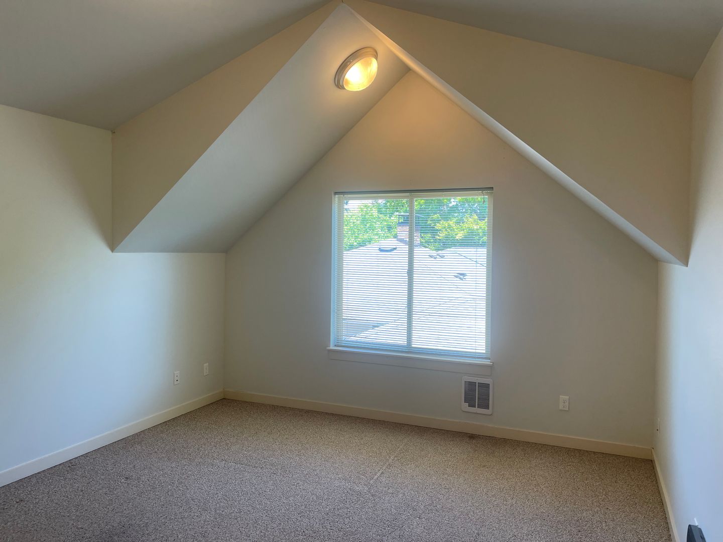 Portland Apartment: 6916 N Mckenna Avenue