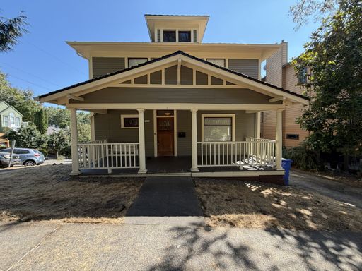 5-Bedroom Home in SW Portland! Hardwood floors, spacious deck, full basement, separate entry for bikes. – photo 1