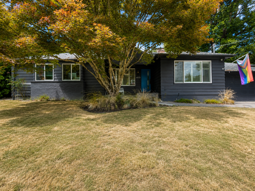 Stunning Single-Level SW Portland 3-Bedroom Home with Designer Kitchen, Park-Like Backyard, EV Charger & Landscaping Included – photo 1