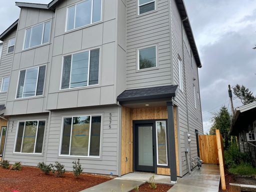 Wonderful Modernized 4-bedroom, 3-bath Home in North Portland! – photo 1