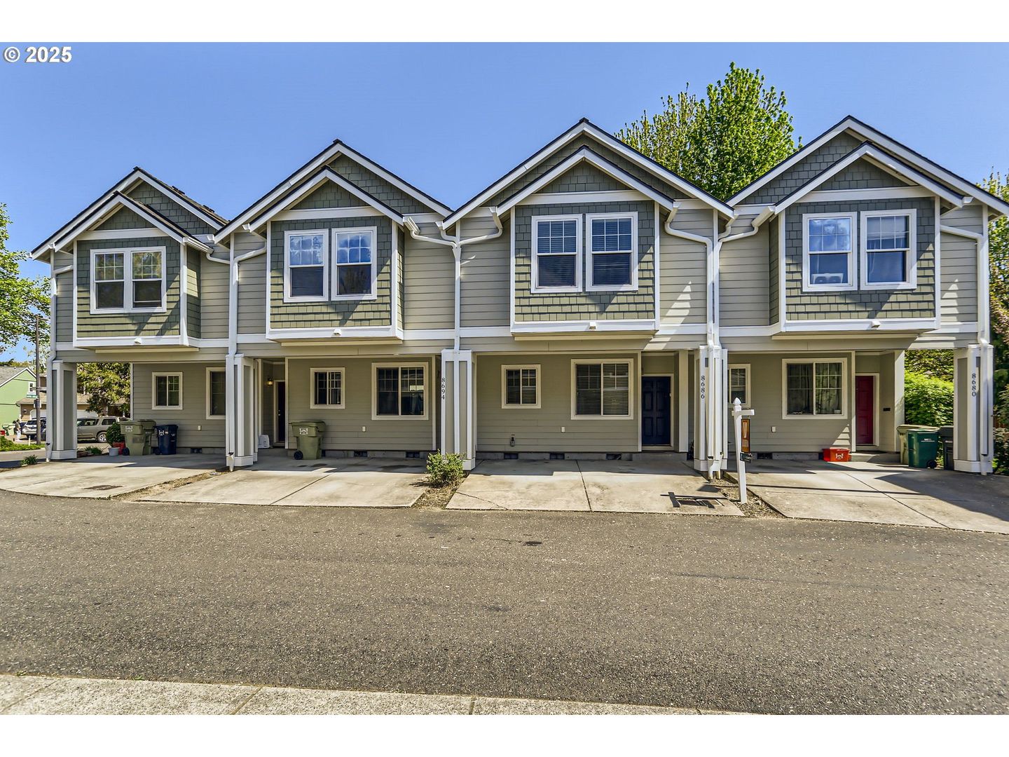 Beaverton House: 8686 NE Hyde Park Ln