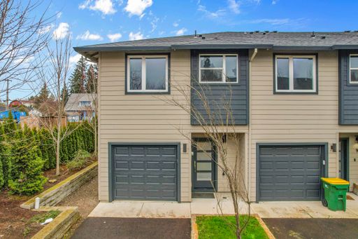 Modern 3 Bedroom End-Unit Townhouse with Stainless Steel Kitchen, Attached Garage & Patio – photo 1