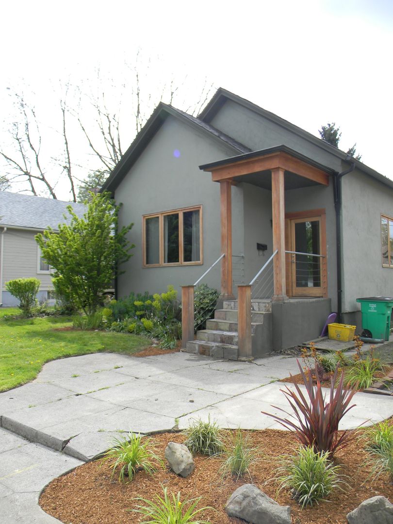 Portland House: 534 NE Russell St
