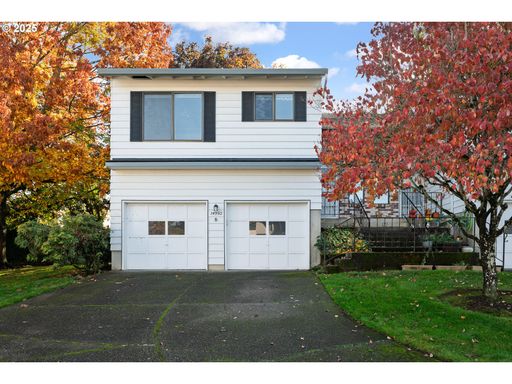 Beautiful End-Unit Condo with A/C, Attached Garage, Pool & Private Outdoor Space – photo 1