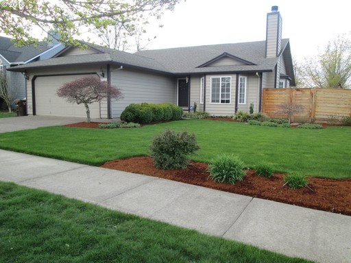 Bright 3 Bedroom Home with Vaulted Ceilings, Bay Windows, Granite Kitchen & Spacious Backyard – photo 1