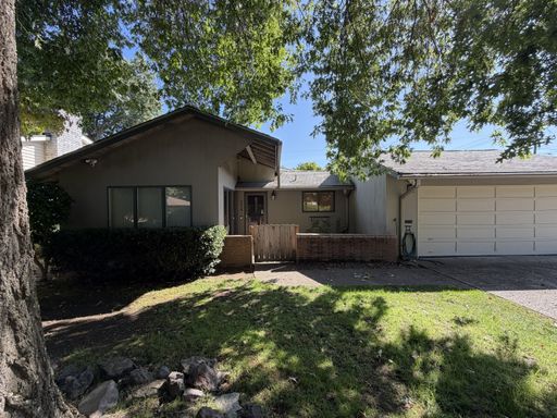 Spacious 3 Bedroom Home with Multiple Living Areas, Two Fireplaces, Hardwood Floors & Outdoor Patio – photo 1