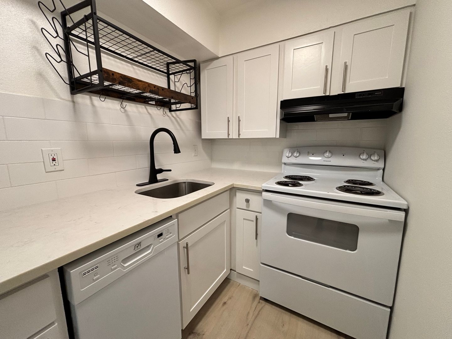 Scappoose Apartment: 52561 COLUMBIA RIVER HWY