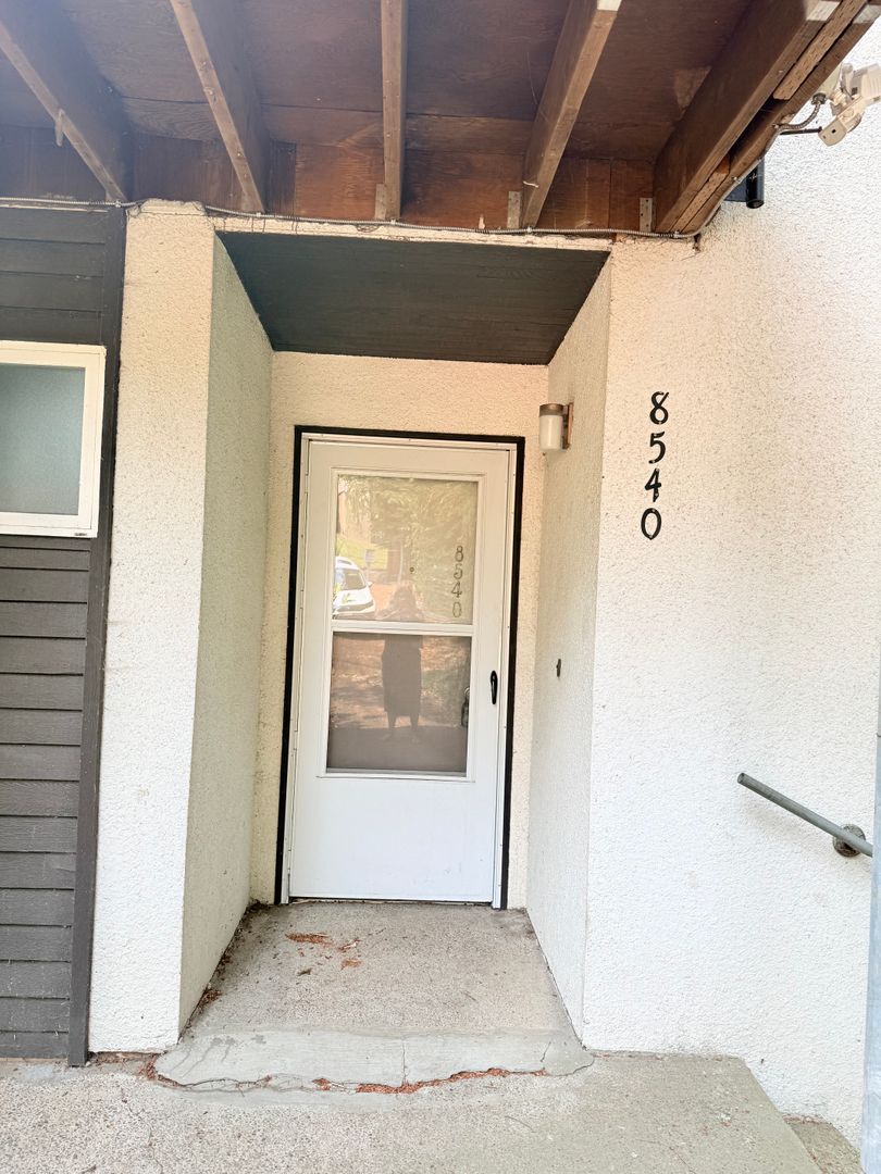Portland Apartment: 8590 SW Canyon Lane