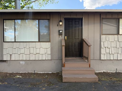 **$250 OFF 1ST MONTHS RENT!!!!** Spacious 2 Bedroom Apartment Backing to Greenspace in Beaverton! – photo 1