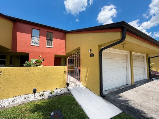 $1,700 | Upgraded 2BR/2.5BA Townhouse | Dual En-Suites, Screened Lanai & Carport | Orlando! – photo 1
