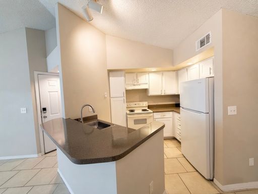 $1,400 |"Stop scrolling if you’re tired of dated carpets and dark spaces! Located on the 3rd Floor! – photo 1