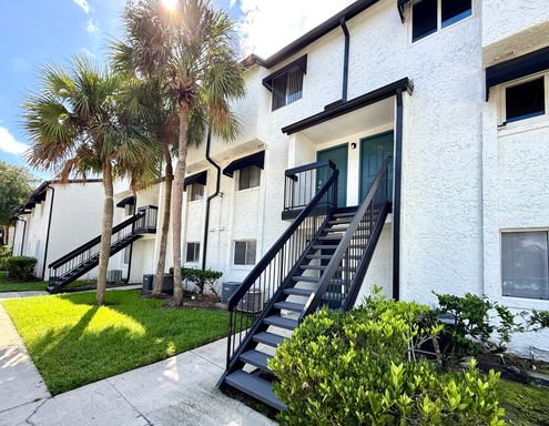 $1,450 | Spacious 1200 Sq Ft Townhouse with Pool View & Balcony – New LVP Floors Coming Soon! – photo 1