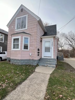 2 bedroom 1 bath apartment in Moline – photo 1