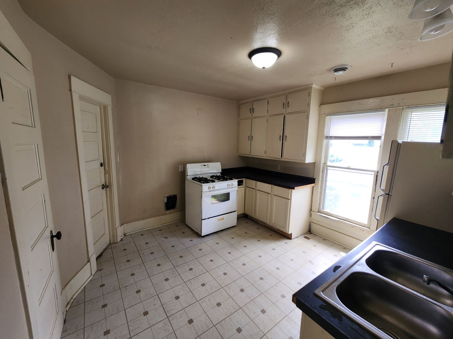 Moline Apartment: 1546 12th Ave