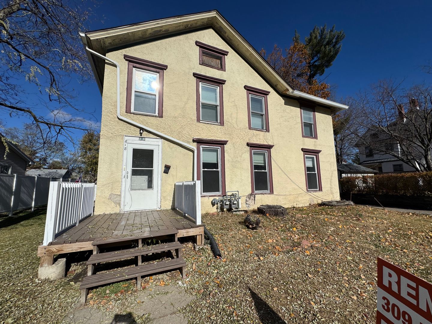 Davenport Apartment: 618 E. Locust
