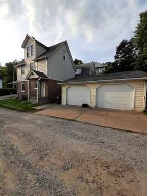3 bedroom Moline house with 2 car garage! – photo 1