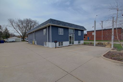 MOVE IN SPECIAL - First Month Free! Hair Dresser's Dream! Prime Location!