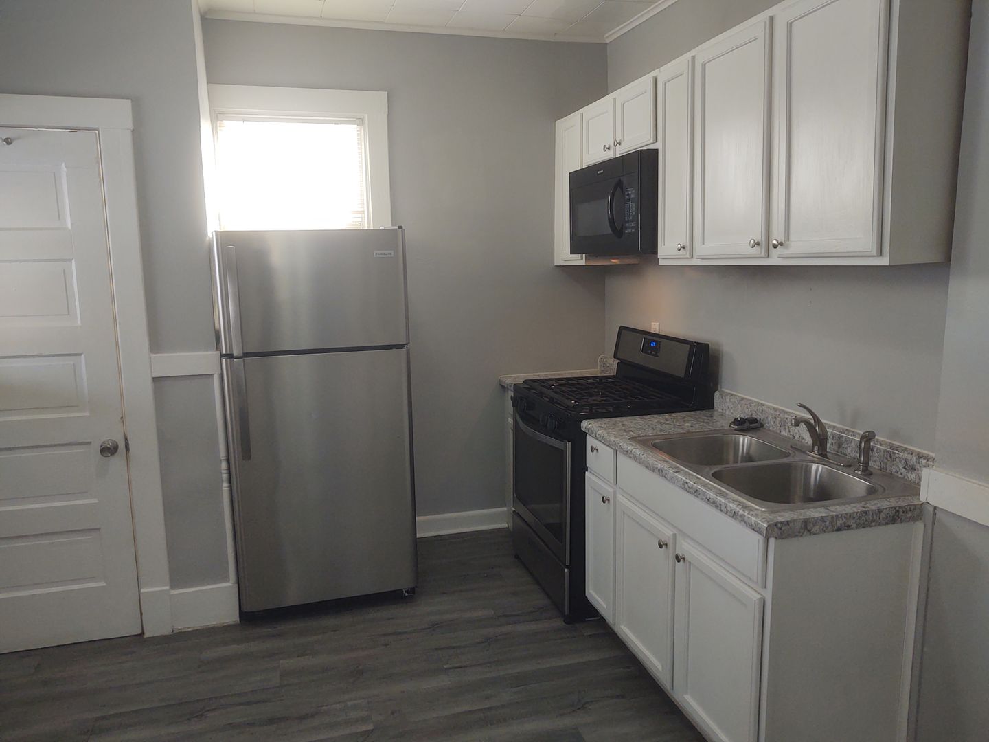 Davenport Apartment: 201 & 203 E Locust St