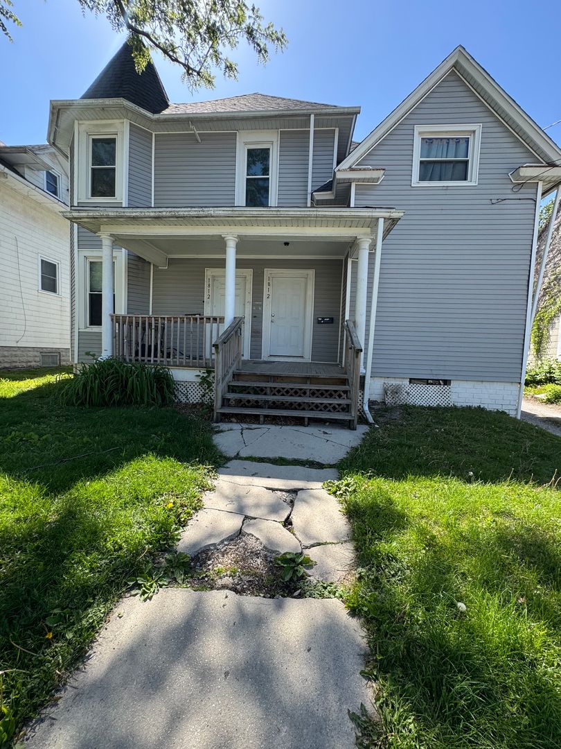 Davenport Apartment: 1812 Pershing Avenue