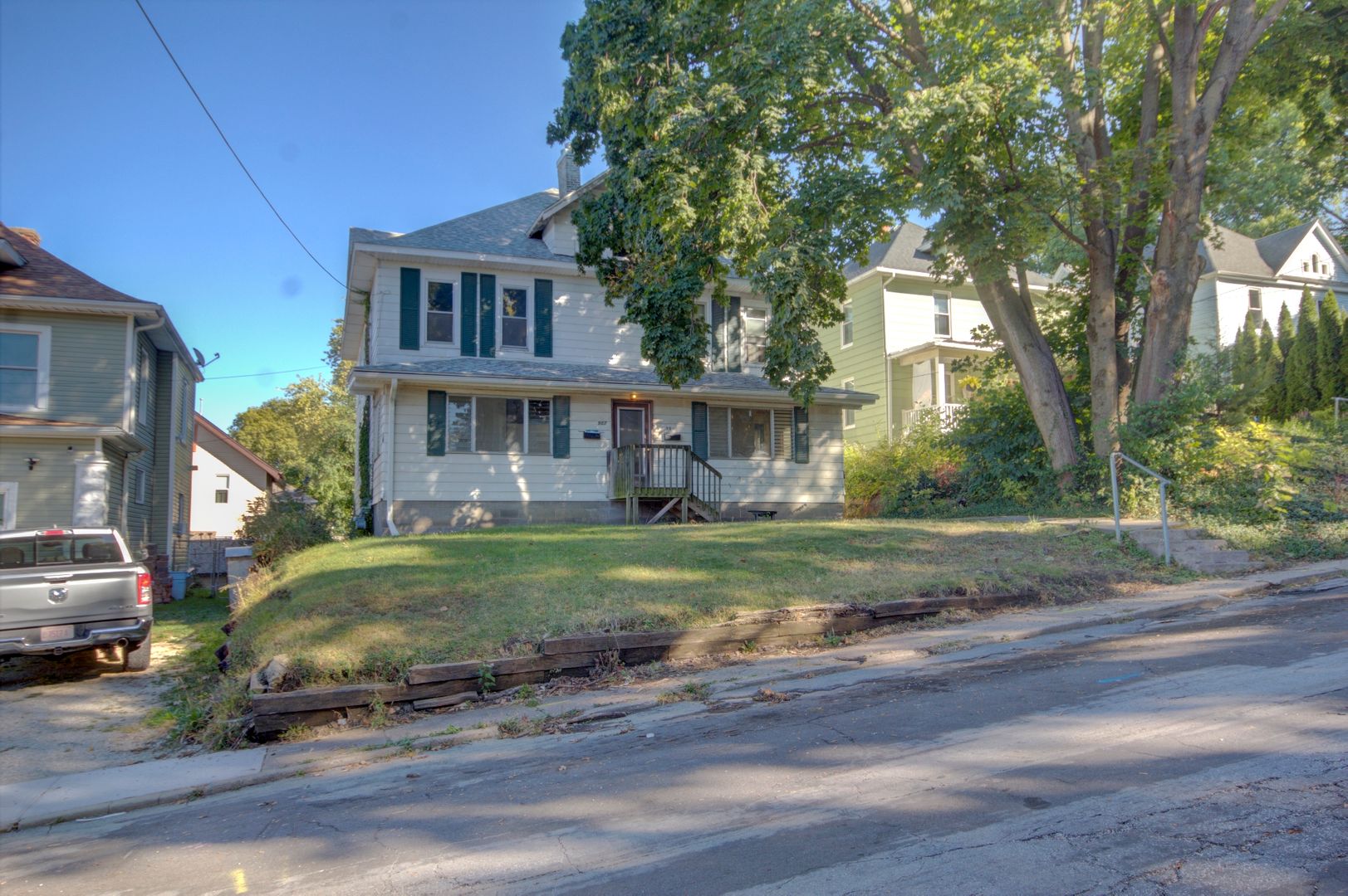 Rock Island Apartment: 907 43rd St