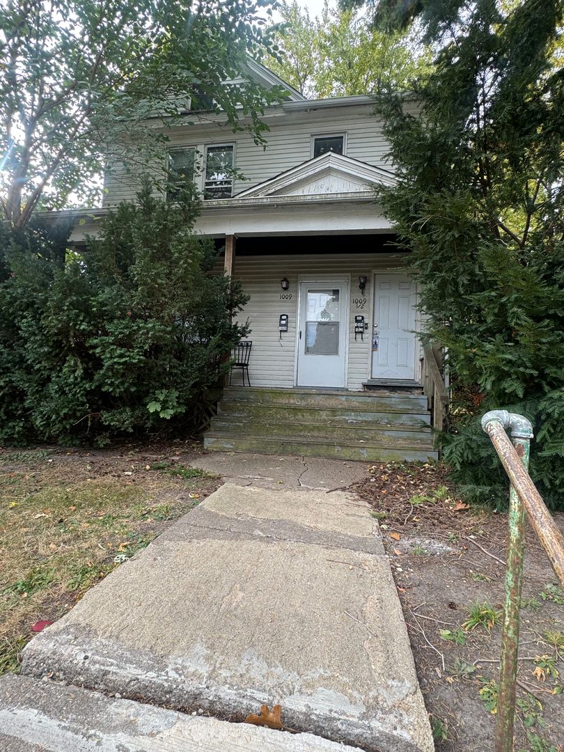 Davenport Apartment: 1009 West 15th Street