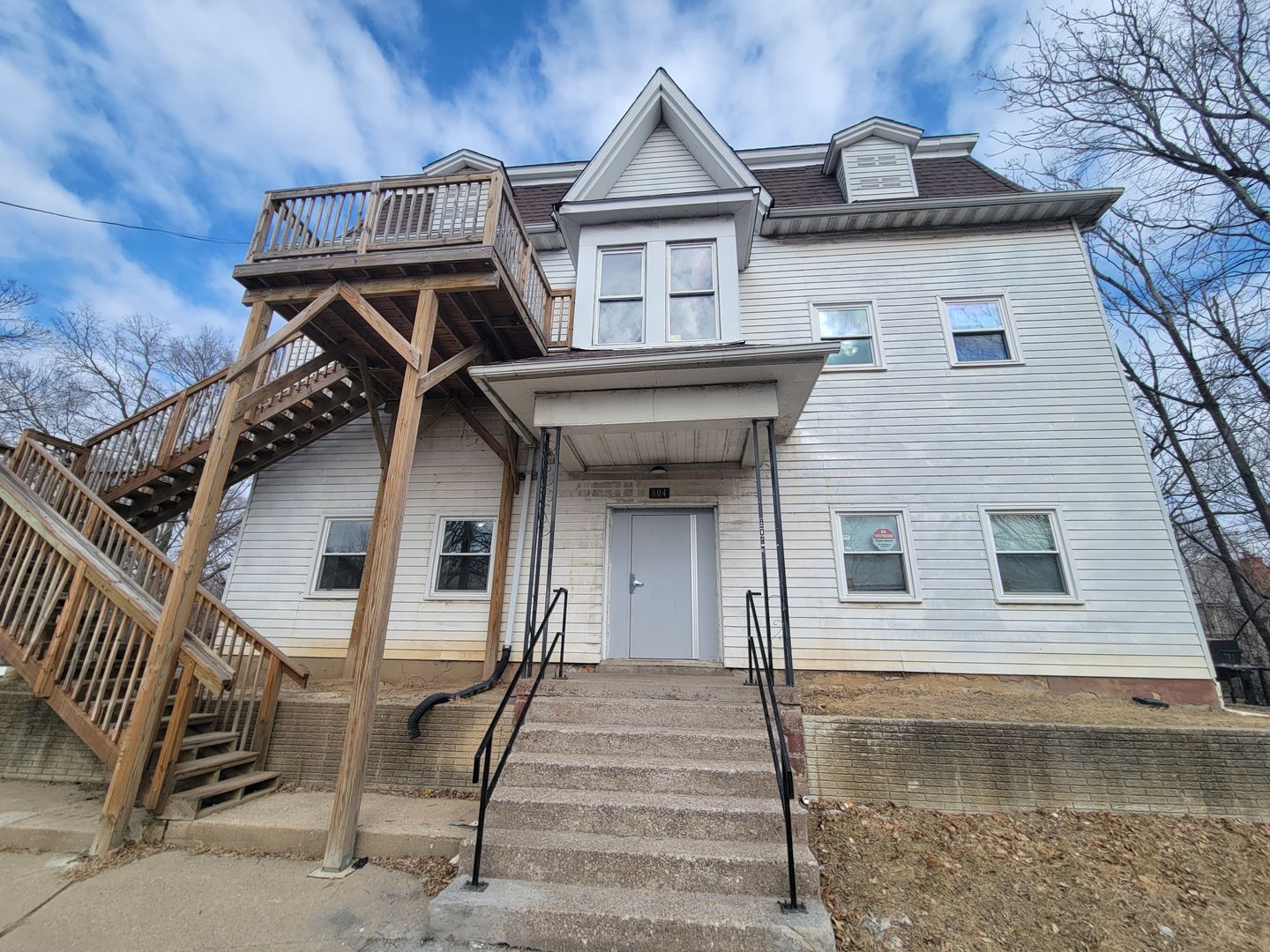 Davenport Apartment: 804 W 7th St