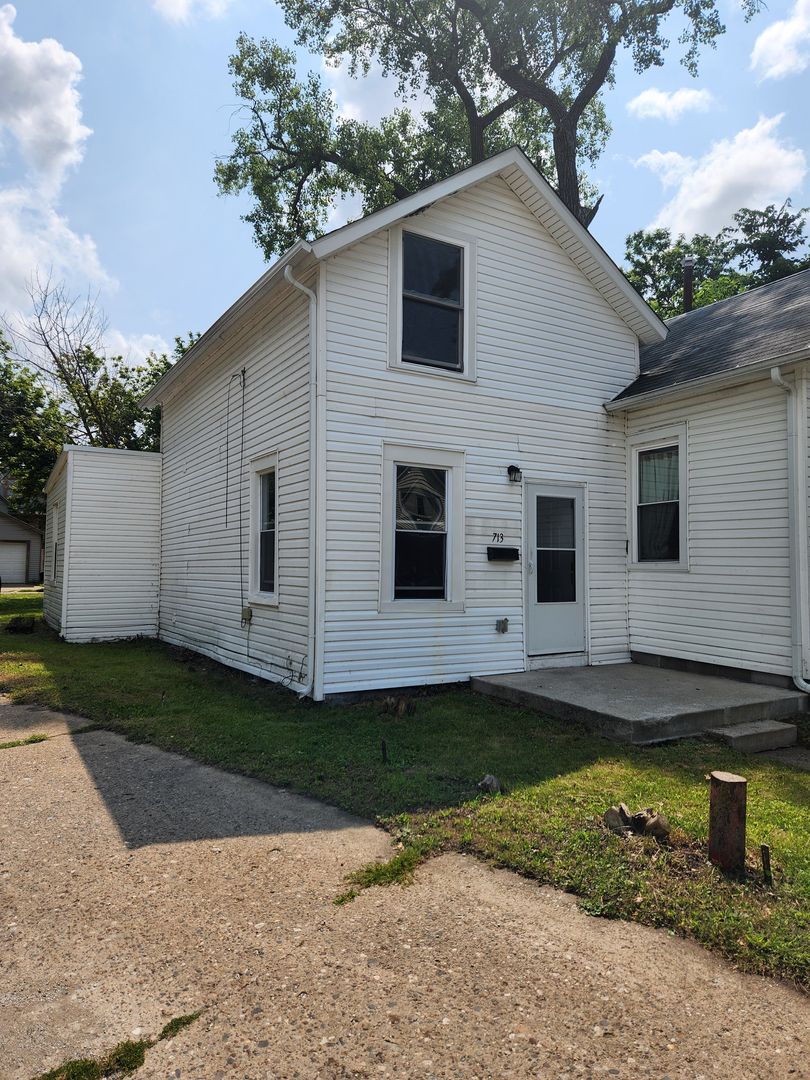 Rock Island Apartment: 713/715 14 1/2 St