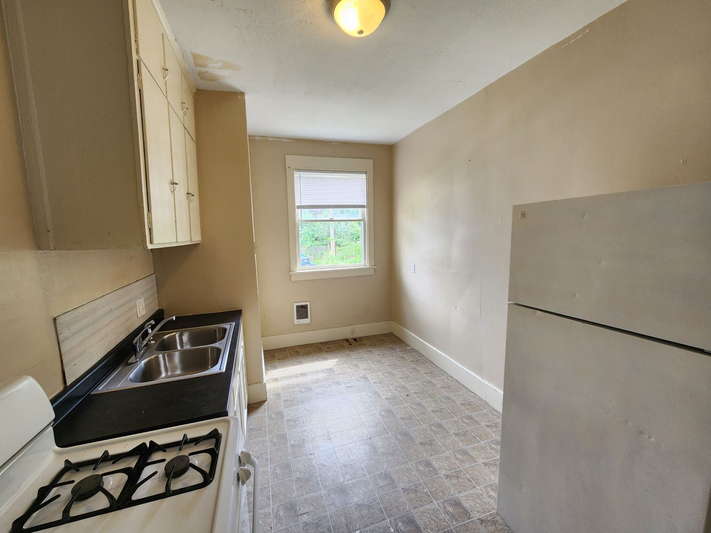 Moline Apartment: 1546 12th Ave