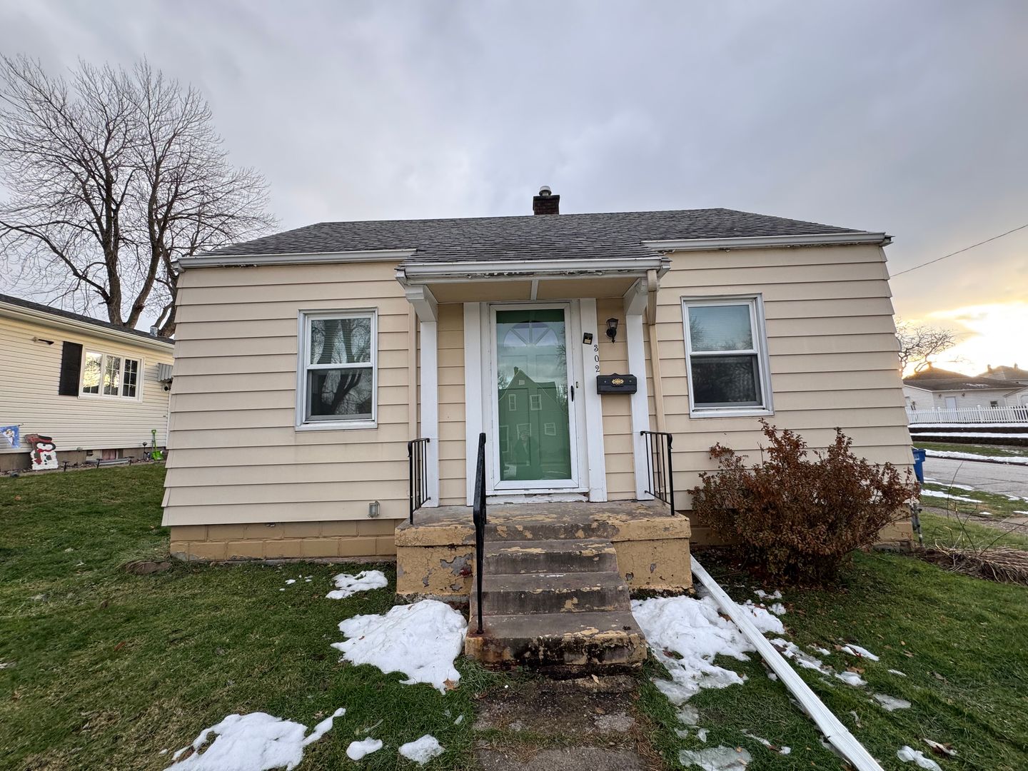 Moline House: 302 17th Ave