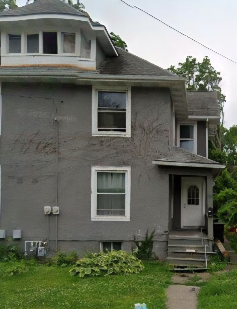 Davenport Apartment: 201 & 203 E Locust St