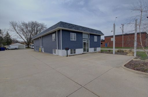 MOVE IN SPECIAL - First Month Free! Hair Dresser Dream! Prime Location!
