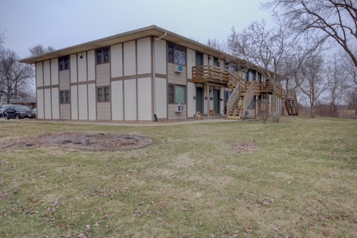 Efficiency apartment located near Blackhawk College in Moline!