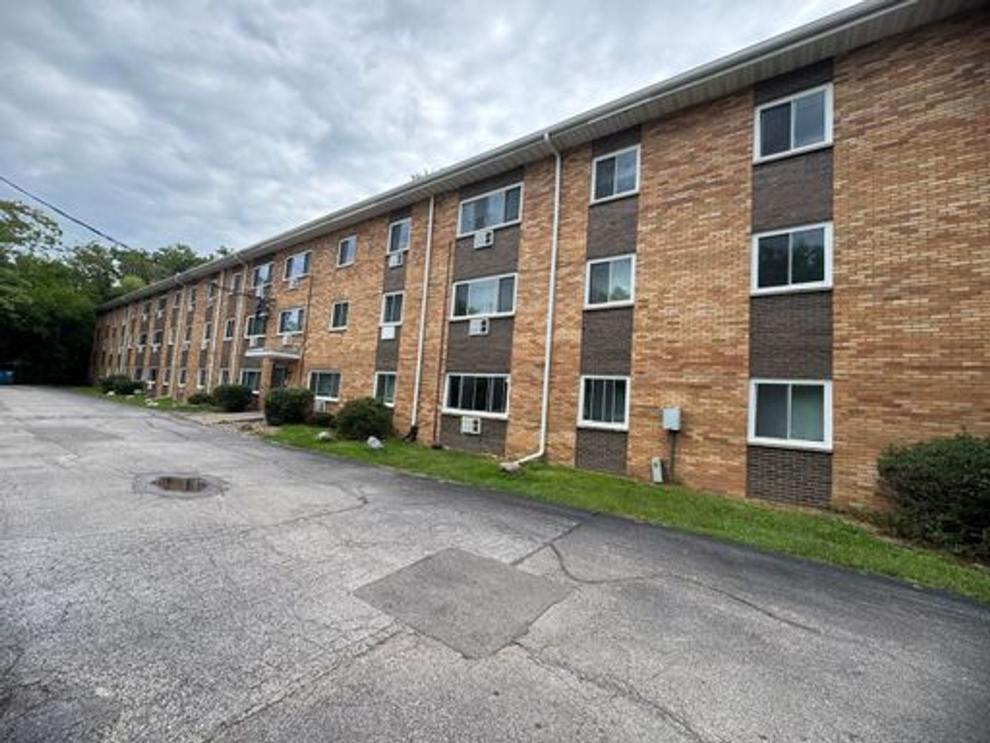 Moline Apartment: 1215 24th Street Place