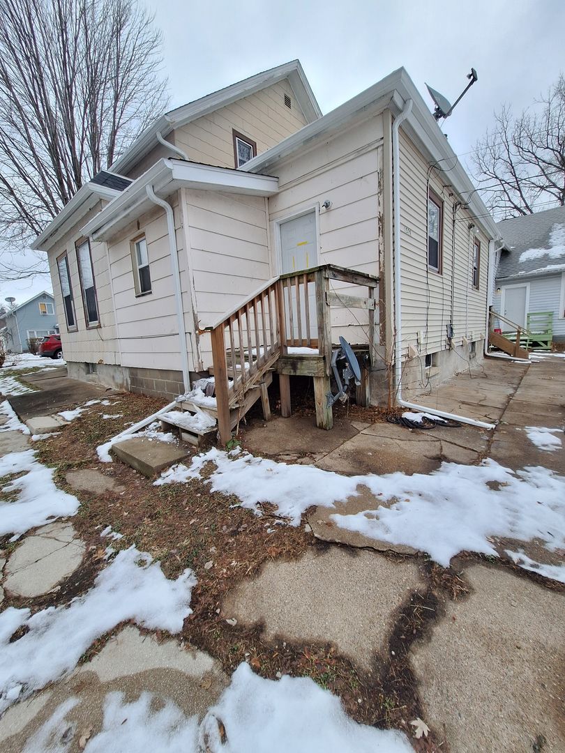 Davenport Apartment: 1527 W 6th St