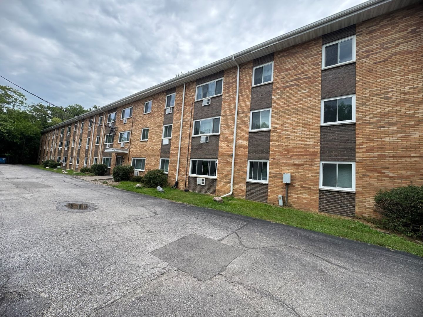 Moline Apartment: 1215 24th Street Place