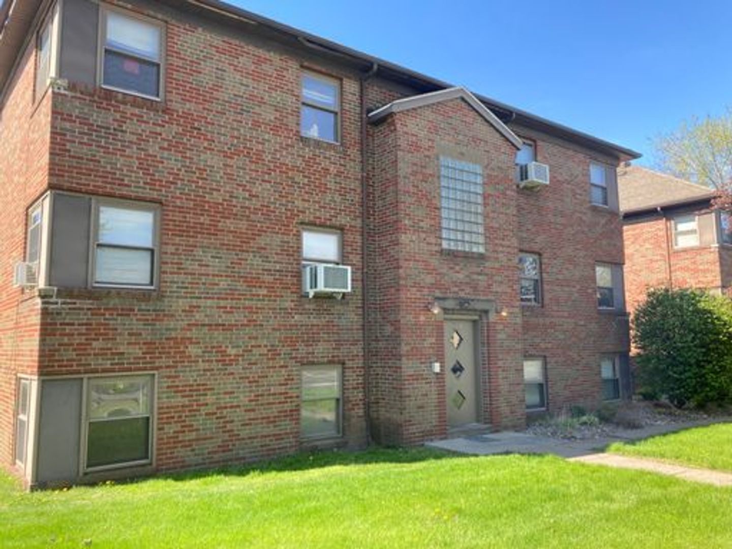 Davenport Apartment: 1003 W Locust Street