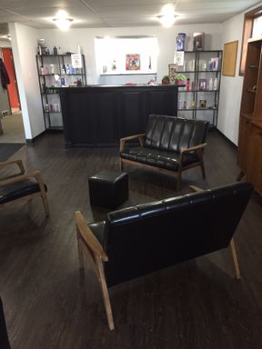 MOVE IN SPECIAL - First Month Free! Hair Dresser's Dream! Prime Location!