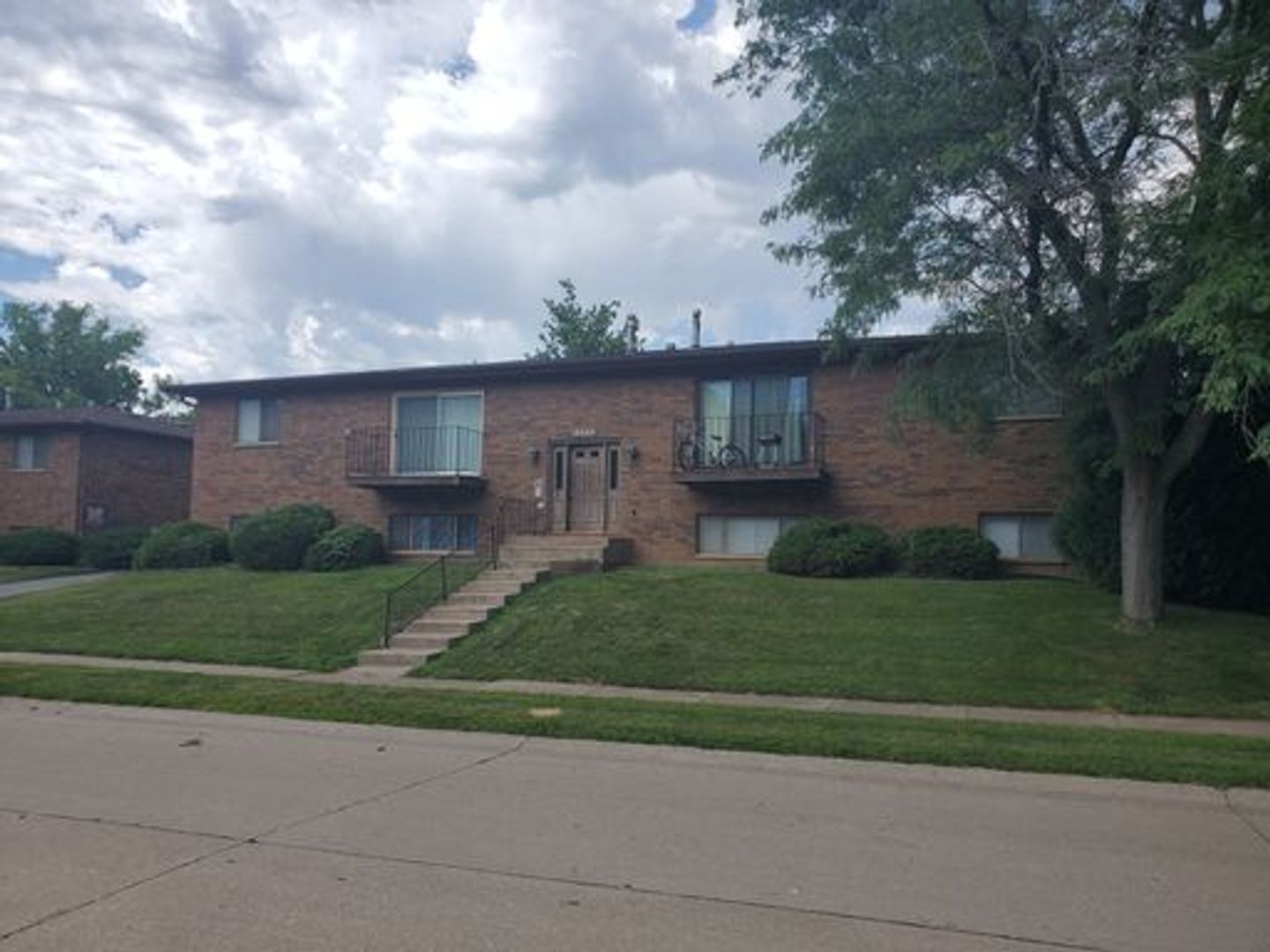 Moline Apartment: 5121 25th Ave Ct